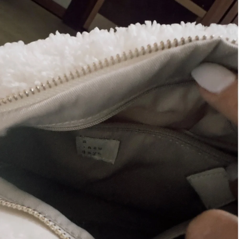 A New Day Fuzzy Sherpa Clutch Crossbody Purse Ivory Gold‎ Chain